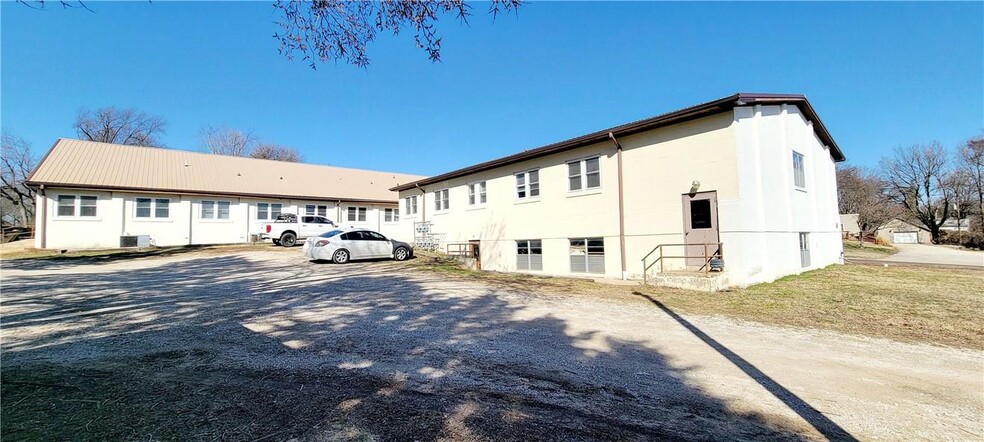 600 E Mary St, Yates Center, KS en venta - Foto del edificio - Imagen 3 de 53