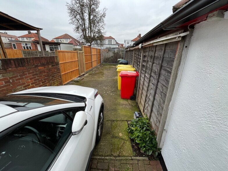 106A Mollison Way, Edgware en venta - Foto del edificio - Imagen 3 de 7