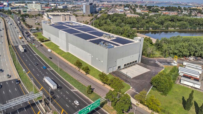 Más detalles de 28-10 Whitestone Expy, Queens, NY - Nave en alquiler