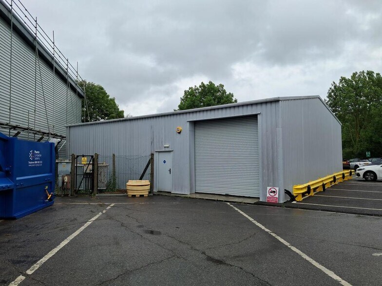 Davis Rd, Chessington en venta - Foto del edificio - Imagen 2 de 6