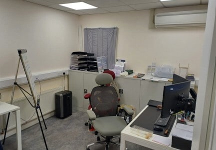 Queensway, Enfield, LND EN3 4SA - Unidad 8 - - Foto del interior - Image 2 of 3