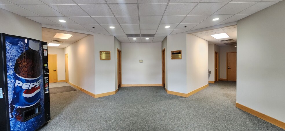 915 Centennial Way, Lansing, MI en alquiler - Lobby - Imagen 2 de 5