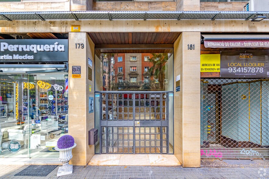 Edificio residencial en Barcelona, Barcelona en venta - Foto del edificio - Imagen 2 de 10