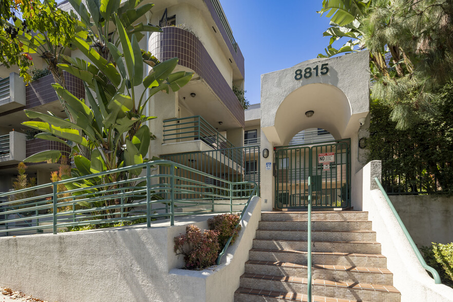 8815 Cynthia St, West Hollywood, CA en venta - Foto del edificio - Imagen 2 de 30