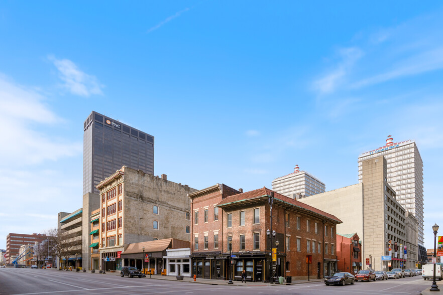 301 W Market St, Louisville, KY en venta - Foto del edificio - Imagen 1 de 31