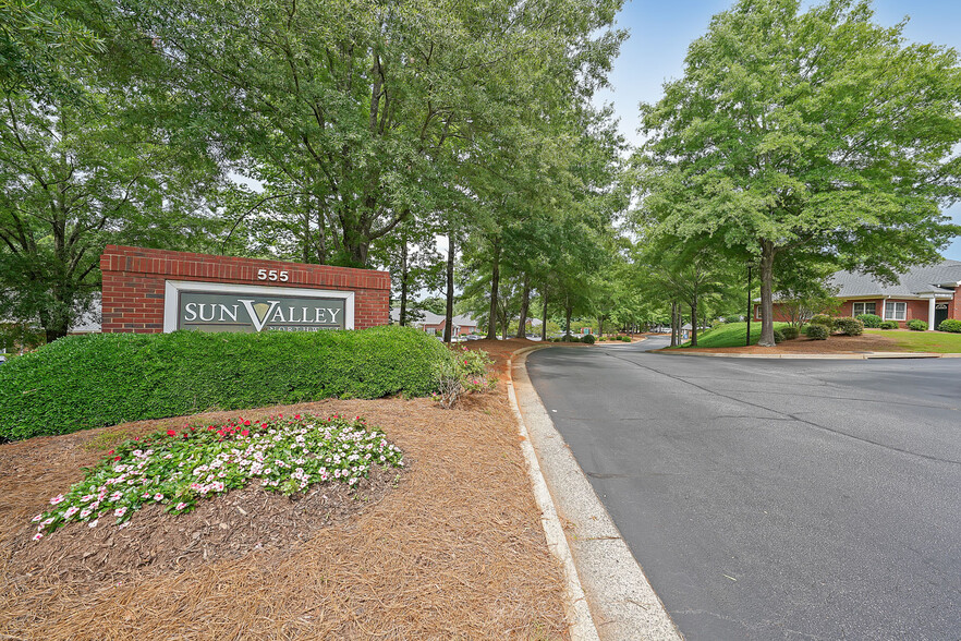 555 Sun Valley Dr, Roswell, GA en alquiler - Foto del edificio - Imagen 2 de 7