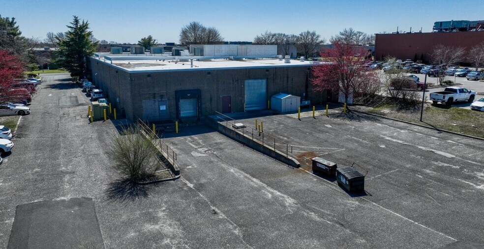 320 Oser Ave, Hauppauge, NY en venta - Foto del edificio - Imagen 2 de 10