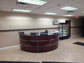 75 Adams Ave, Hauppauge, NY en alquiler Lobby- Imagen 1 de 16