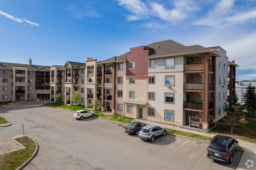 505 Railway St W, Cochrane, AB en venta - Foto principal - Imagen 1 de 11