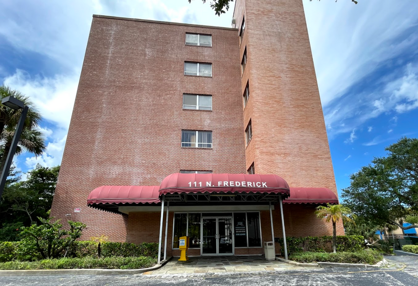 111 N Frederick Ave, Daytona Beach, FL en alquiler - Foto del edificio - Imagen 2 de 10