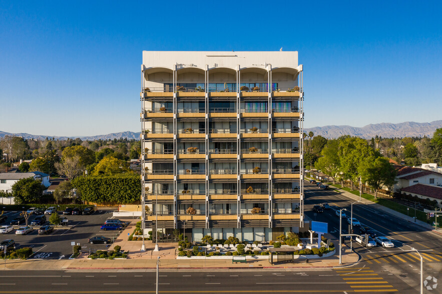 13701 Riverside Dr, Sherman Oaks, CA en alquiler - Foto del edificio - Imagen 3 de 6