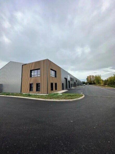 225 Avenue Des Marronniers, Bourgoin-Jallieu en alquiler - Foto del edificio - Imagen 3 de 21