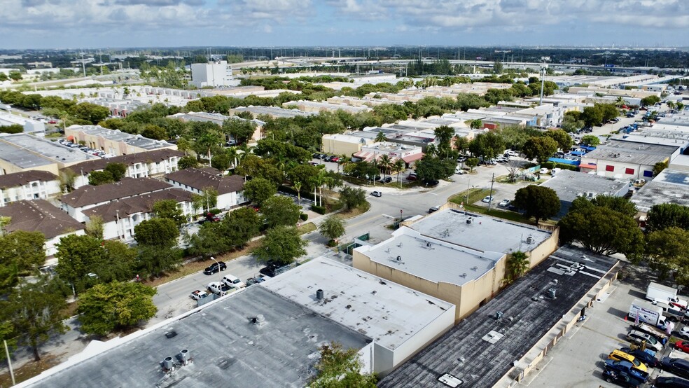 2430 W 78th St, Hialeah, FL en alquiler - Foto del edificio - Imagen 2 de 5