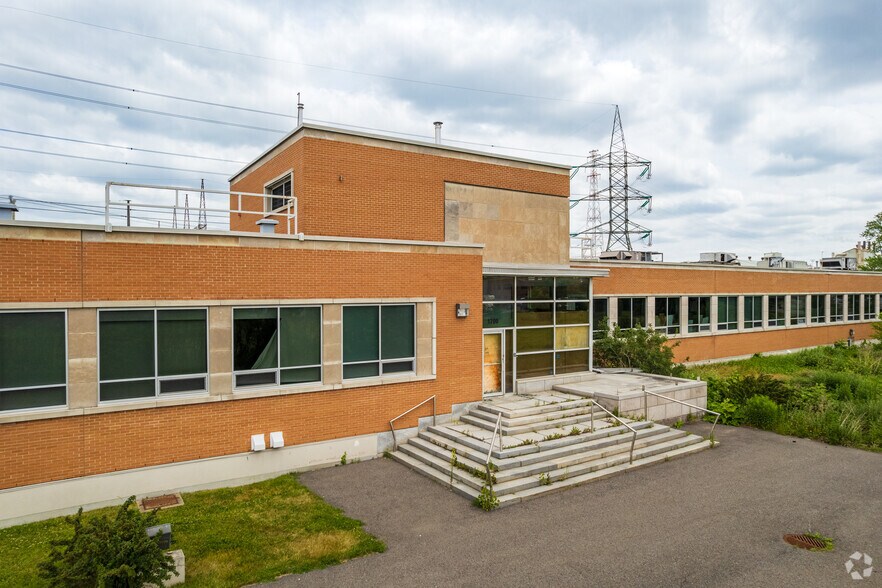 7101 Rue Notre-Dame E, Montréal, QC en alquiler - Foto del edificio - Imagen 2 de 8
