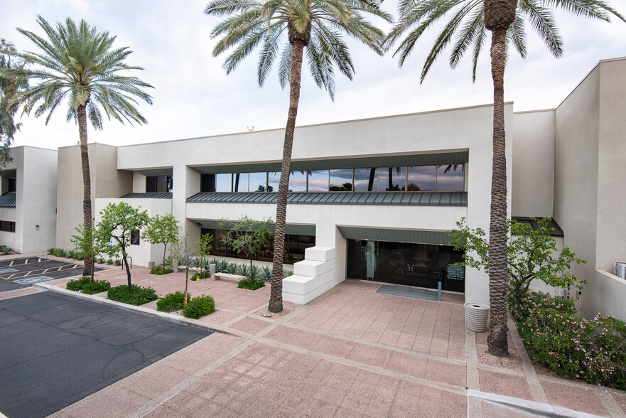 2141 E Camelback Rd, Phoenix, AZ en alquiler - Foto del edificio - Imagen 3 de 9