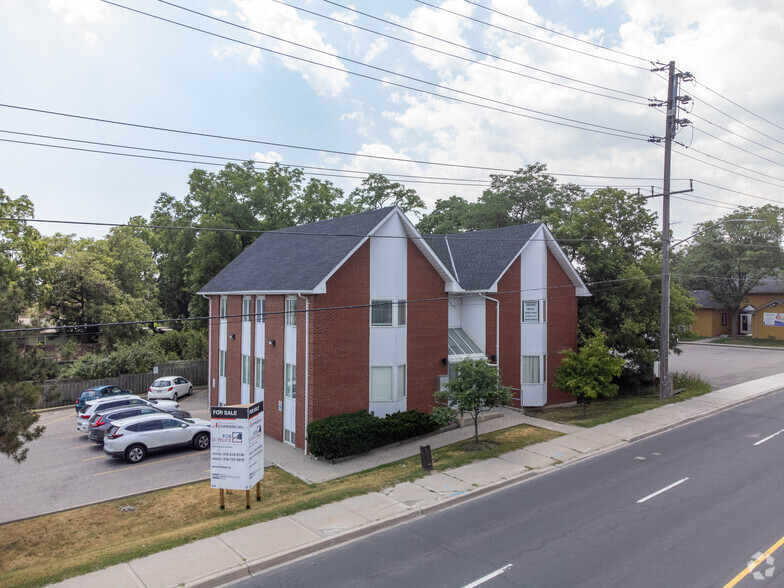 27 Major Mackenzie Dr E, Richmond Hill, ON en alquiler - Foto del edificio - Imagen 3 de 6