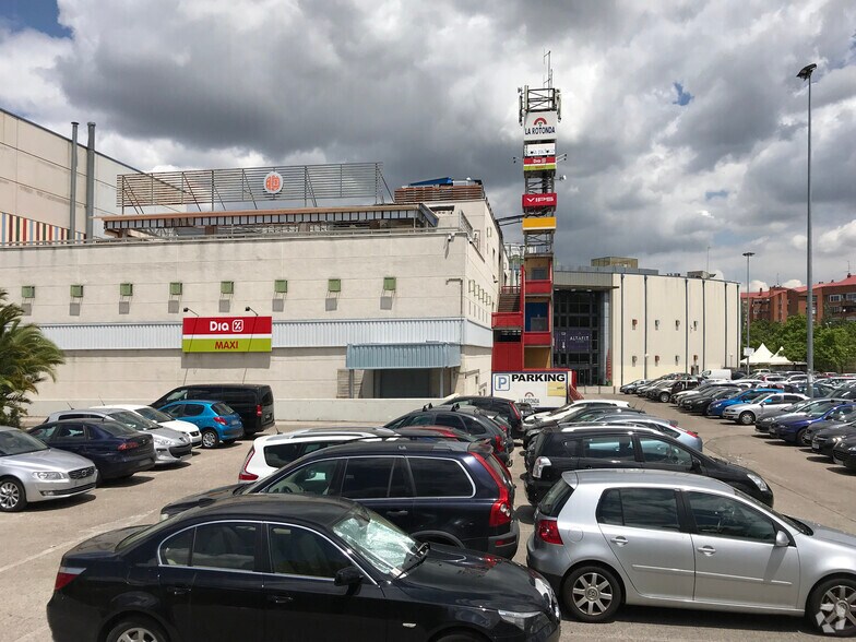 Local en Tres Cantos, Madrid en venta - Foto del edificio - Imagen 3 de 8