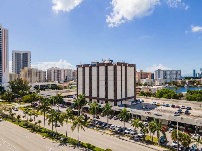 2500 E Hallandale Beach Blvd, Hallandale Beach, FL en alquiler - Foto del edificio - Imagen 3 de 23