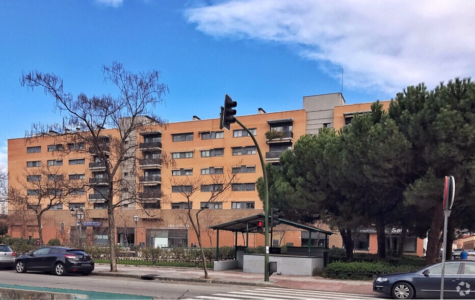 Calle Adelfas, 3, Alcorcón, Madrid en alquiler - Foto del edificio - Imagen 2 de 3