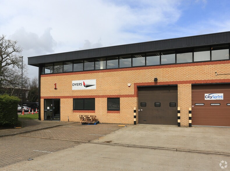 Newton Rd, Crawley en alquiler - Foto del edificio - Imagen 2 de 2