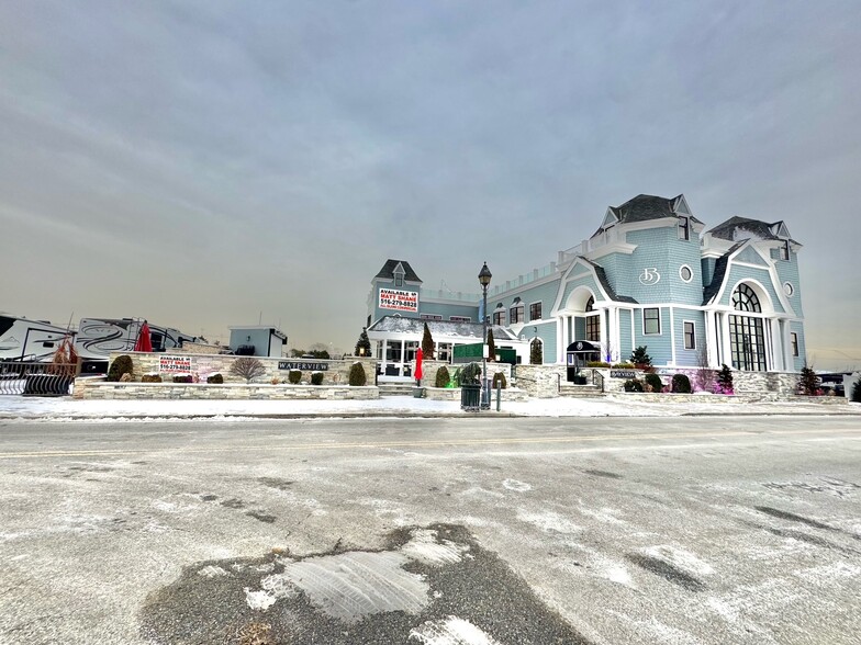 395-397 Woodcleft Ave, Freeport, NY en venta - Foto del edificio - Imagen 1 de 34