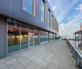 125 Victory Ship Way, North Vancouver, BC en alquiler Otros- Imagen 1 de 5