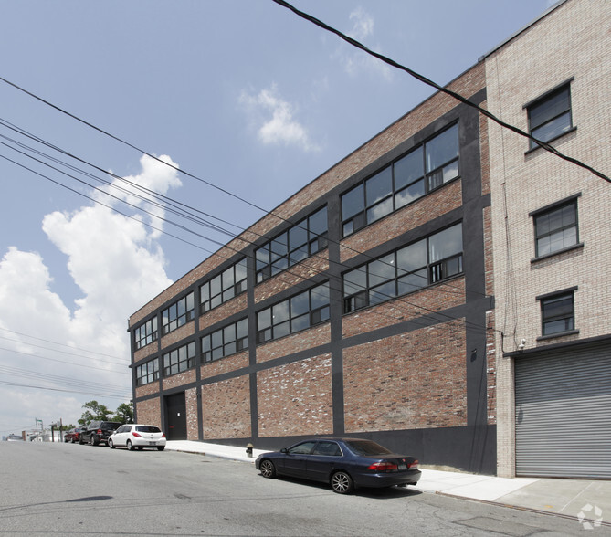 53-19 46th St, Maspeth, NY en alquiler - Foto del edificio - Imagen 2 de 8