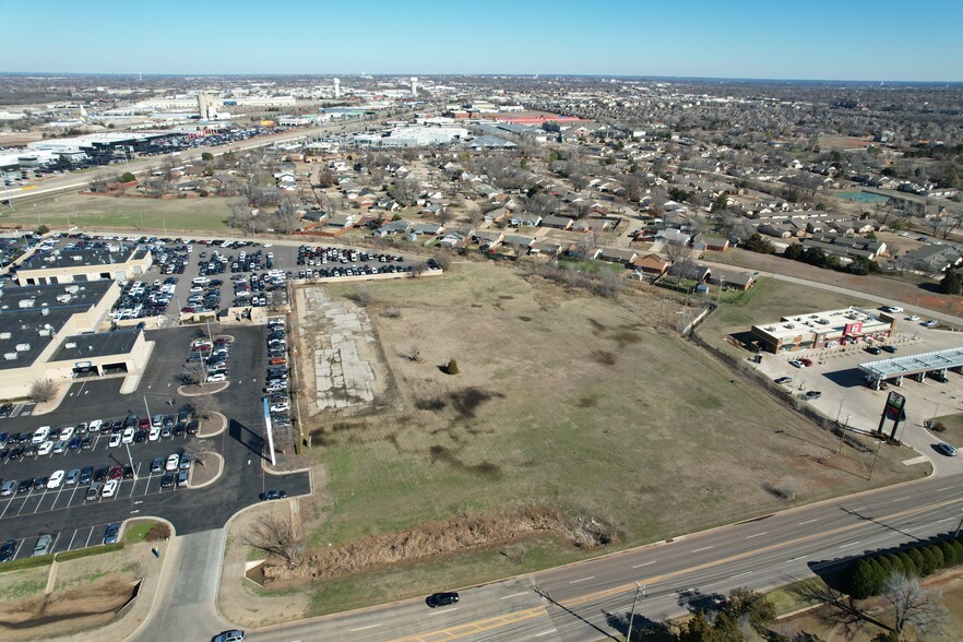 1121 E Memorial Rd, Oklahoma City, OK en venta - Foto del edificio - Imagen 2 de 8