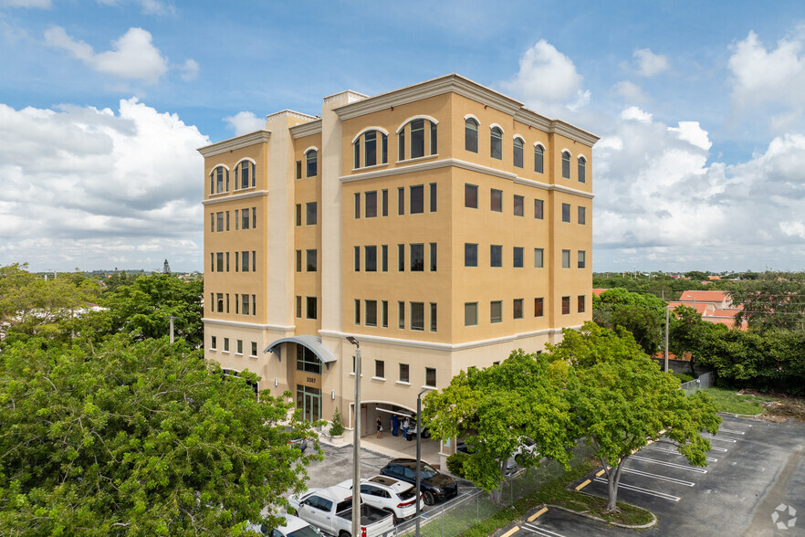 2387 W 68th St, Hialeah, FL en alquiler - Foto del edificio - Imagen 1 de 25