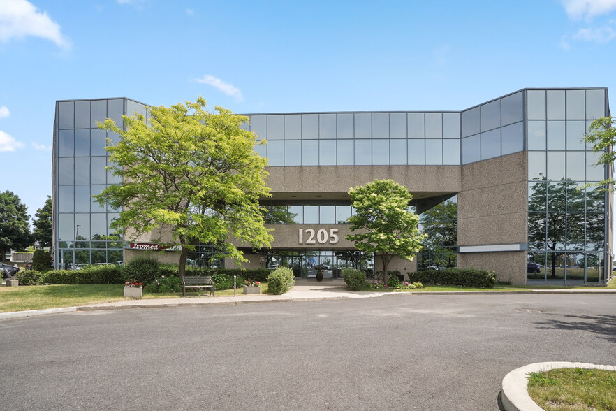 1205 Rue Ampère, Boucherville, QC en alquiler - Foto del edificio - Imagen 2 de 20