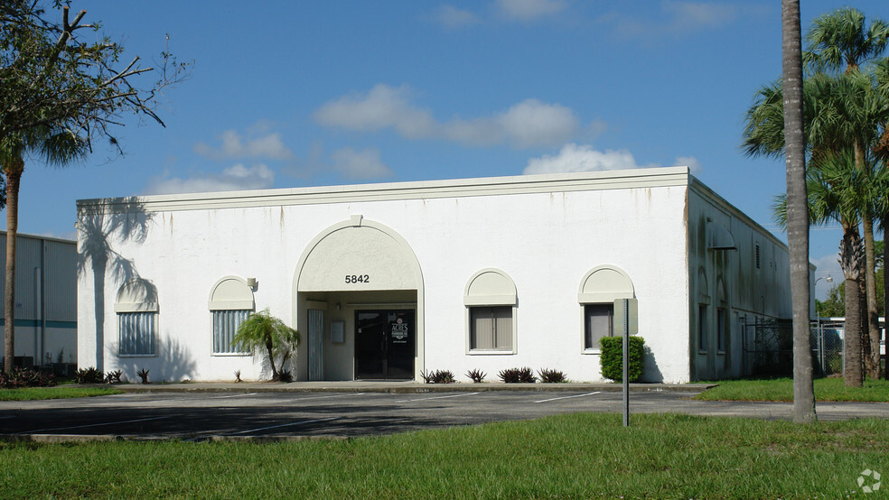 5842 Corporation Cir, Fort Myers, FL en alquiler - Foto del edificio - Imagen 1 de 10