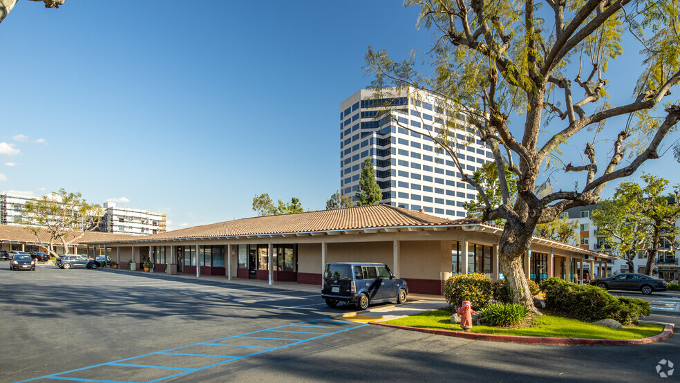 1111 W Town and Country Rd, Orange, CA en venta - Foto del edificio - Imagen 2 de 76