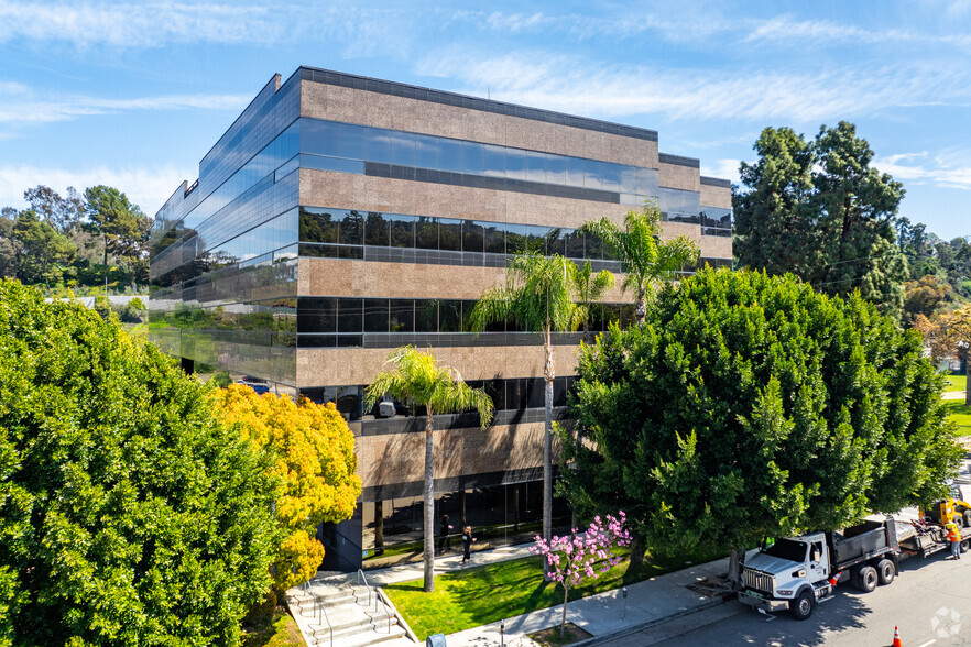 3330 Cahuenga Blvd W, Los Angeles, CA en alquiler - Foto del edificio - Imagen 1 de 5