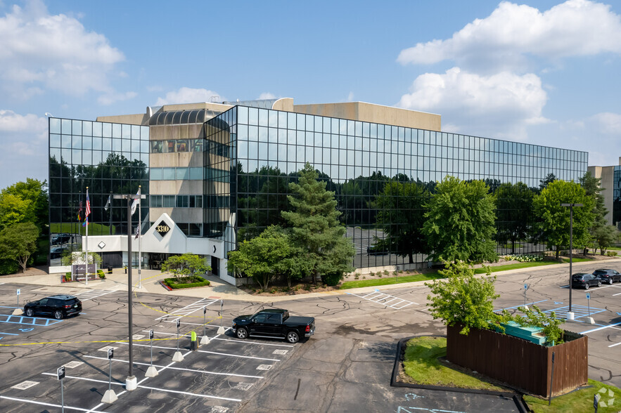 3310 W Big Beaver Rd, Troy, MI en alquiler - Foto del edificio - Imagen 3 de 24