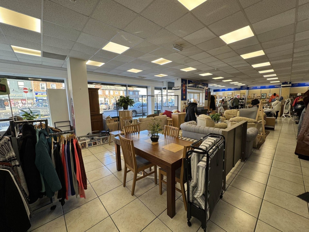 692-716 Prescot Rd, Liverpool, MSY L13 5XG - Unidad 692-696 - - Foto del interior - Image 1 of 8