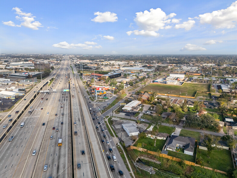 4614 Randwick Dr, Houston, TX en venta - Foto del edificio - Imagen 2 de 32