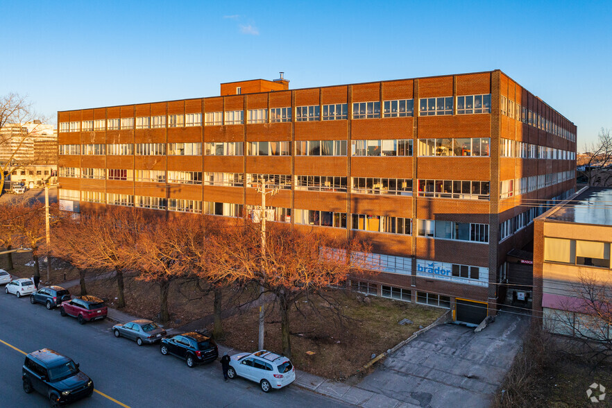 350 Rue De Louvain O, Montréal, QC en alquiler - Foto del edificio - Imagen 3 de 5