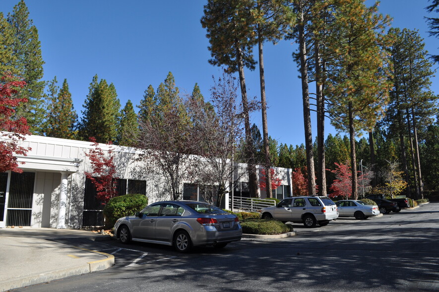 443 Crown Point Cir, Grass Valley, CA en venta - Foto del edificio - Imagen 3 de 7