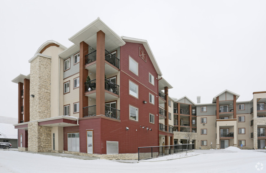 505 Railway St W, Cochrane, AB en venta - Foto del edificio - Imagen 3 de 11