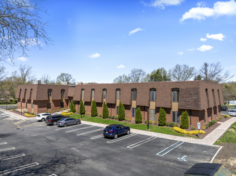 4 Cornwall Dr, East Brunswick, NJ en alquiler - Foto del edificio - Imagen 1 de 8