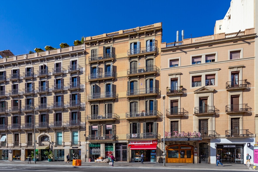 Edificio residencial en Barcelona, Barcelona en venta - Foto del edificio - Imagen 2 de 4