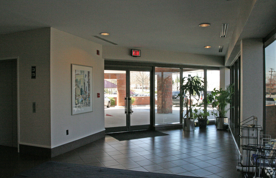 1103 N Elm St, Greensboro, NC en alquiler - Lobby - Imagen 3 de 10