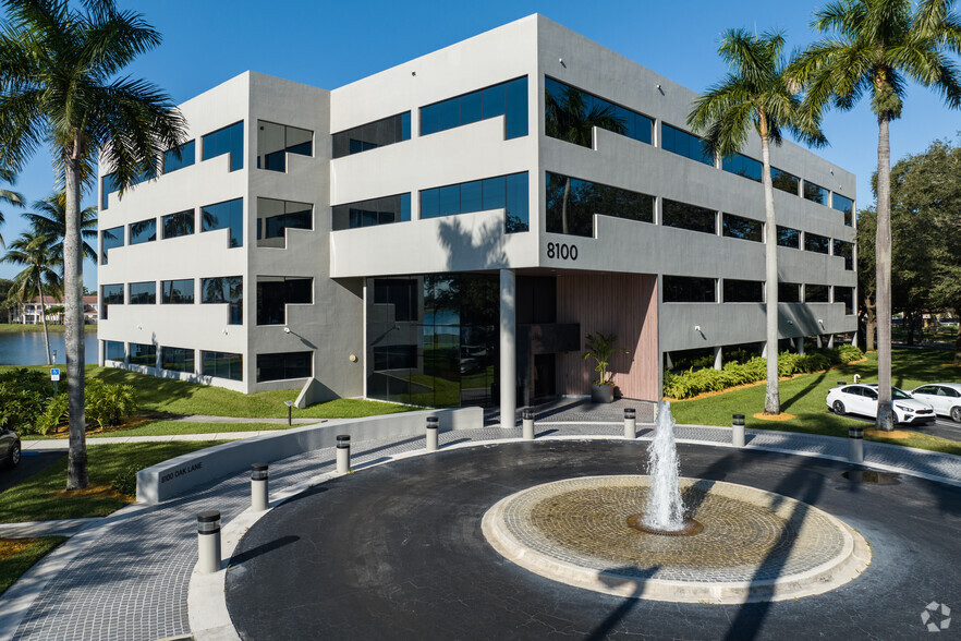 8100 Oak Ln, Miami Lakes, FL en alquiler - Foto del edificio - Imagen 1 de 36