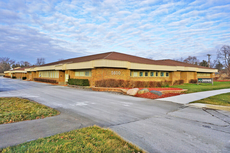 5600 W Maple Rd, West Bloomfield, MI en alquiler - Foto del edificio - Imagen 1 de 1