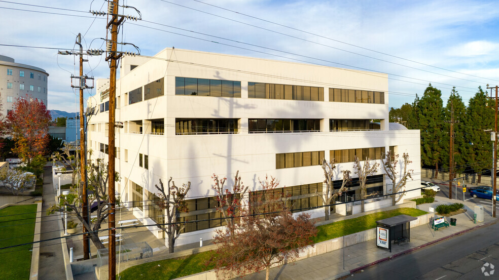 6815 Noble Ave, Van Nuys, CA en alquiler - Foto del edificio - Imagen 2 de 5