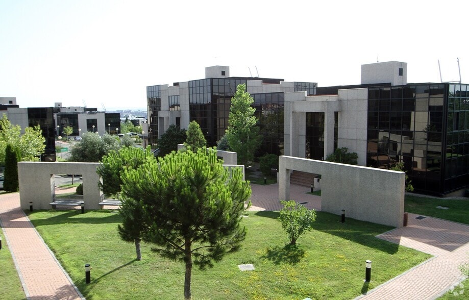 Calle Caléndula, 95, Alcobendas, Madrid en alquiler - Foto del edificio - Imagen 2 de 6