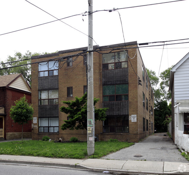 156 Barrington Ave, Toronto, ON en venta - Foto del edificio - Imagen 2 de 3