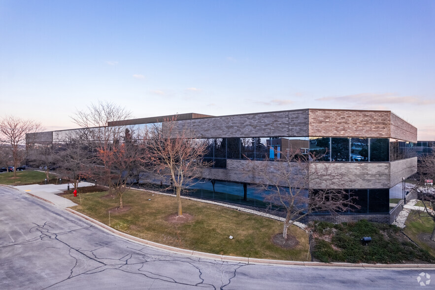 20300 Water Tower Blvd, Brookfield, WI en alquiler - Foto del edificio - Imagen 1 de 9