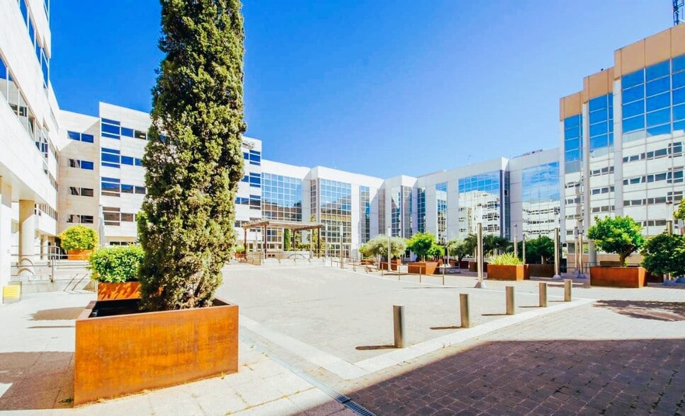 Calle de Julián Camarillo, 29, Madrid, Madrid en alquiler - Foto del edificio - Imagen 2 de 6