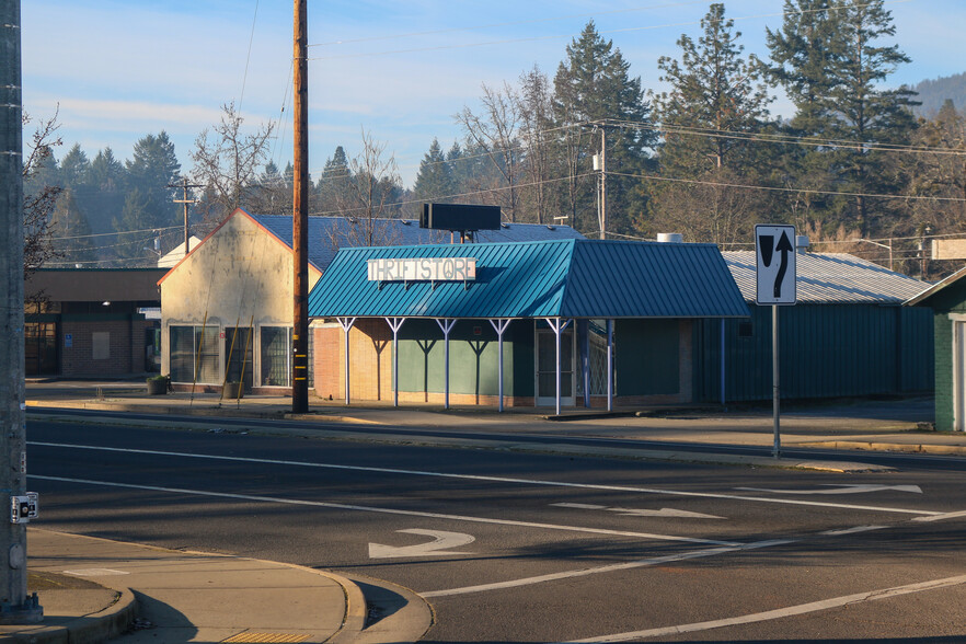 144 N Redwood Hwy, Cave Junction, OR en venta - Foto del edificio - Imagen 2 de 11